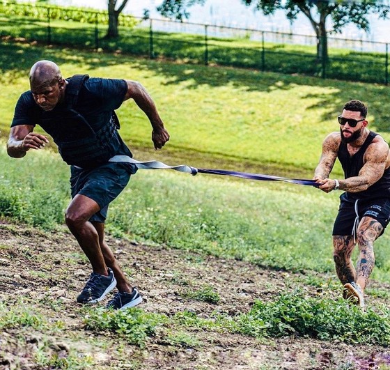 Evander Holyfield: Mạo hiểm tái xuất ở tuổi 58, sẽ ứng chiến Vitor Belfort trước mắt Donald Trump ảnh 2