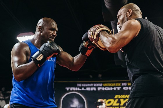 Evander Holyfield: Mạo hiểm tái xuất ở tuổi 58, sẽ ứng chiến Vitor Belfort trước mắt Donald Trump ảnh 4