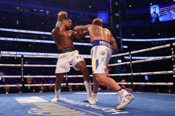 “Miêu hiệp” Oleksandr Usyk: Vẫn mang các đai vô địch hạng nặng trở lại Ukraine dù người Nga không tin ảnh 1