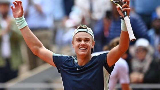 Roland Garros: Stefanos Tsitsipas bị loại, “Chiến binh Viking” tiếp tục chơi thăng hoa ảnh 1