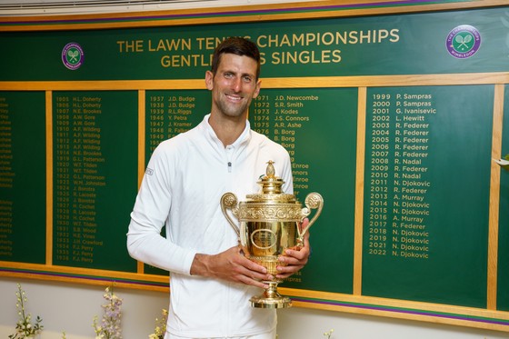 Djokovic và chiếc Cúp vô địch Wimbledon 2022 - danh hiệu Grand Slam thứ 21