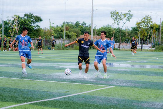 Cầu thủ futsal Chí Tiến: Nên duyên cùng nàng fan nữ xinh đẹp Hồng Nhung, đãi tiệc cưới sôi động trên… sân bóng ảnh 6