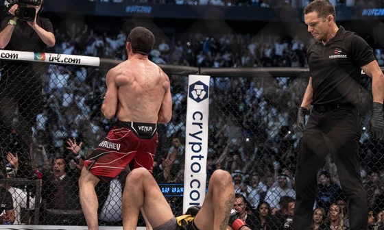 Islam Makhachev: Xứng danh “Truyền nhân” Khabib Nurmagomedov, giành đai hạng nhẹ UFC sau khi thắng bằng Submission trước Charles Oliveira ảnh 3
