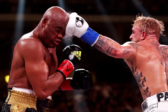 “YouTuber thích thượng đài” Jake Paul: Đánh bại Cựu vô địch UFC - Anderson Silva bằng điểm số tuyệt đối, giành trận toàn thắng thứ 6 ảnh 1