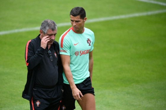 Bảng H: Đoản khúc cuối cho Ronaldo và Suarez ảnh 1