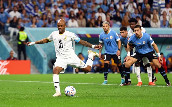 Ghana tự hại chính mình trên chấm 11m, Luis Suarez lại hại Ghana nhưng Uruguay cũng tự hại bản thân ảnh 1