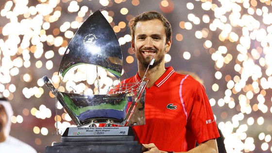Medvedev và chiếc cúp vô địch Dubai Championships - danh hiệu thứ 3 liên tiếp