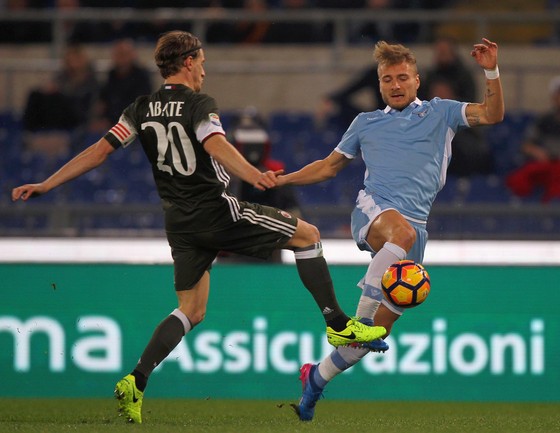 Ciro Immobile (phải, Lazio) tranh bóng với Ignazio Abate (AC Milan). Ảnh: Getty Images 