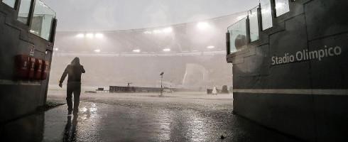 Sân Olimpico vẫn đang mưa và gió lớn. Ảnh: EPA