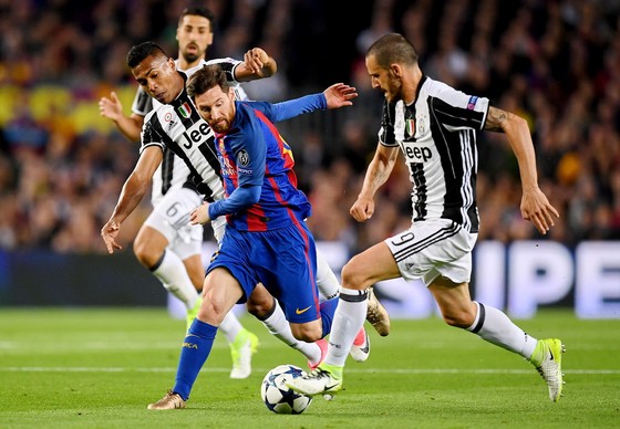 Không còn Leonardo Bonucci (phải), Juventus khó lòng ngăn cản được Leo Messi (Barcelona). Ảnh: Getty Images.
