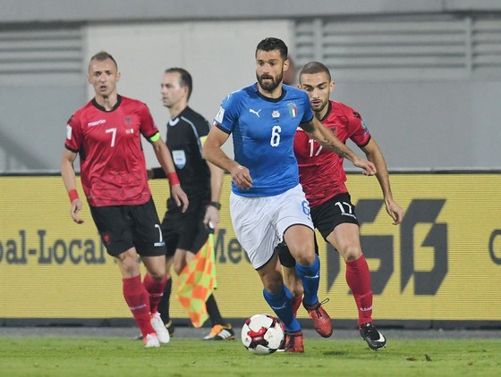 Antonio Candreva (giữa) ghi bàn thắng quyết định cho Italia. Ảnh: Getty Images.