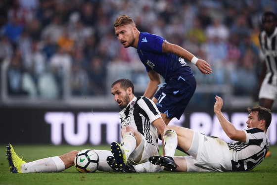 Các hậu vệ Juventus vất vả ngăn cản Ciro Immobile (Lazio). Ảnh: Getty Images.