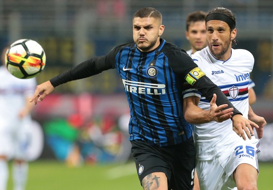 Mauro Icardi (trái, Inter) đi bóng qua Matias Silvestre (Sampdoria). Ảnh: Getty Images.