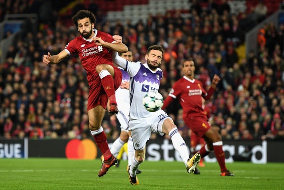 Mohamed Salah (trái, Liverpool) ghi bàn vào lưới Maribor. Ảnh: Getting Images.