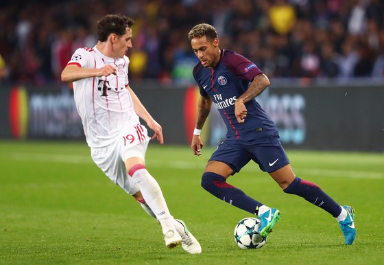 Neymar bẻ lưng Sebastian Ruby (Bayern Munich). Ảnh: Getty Images.