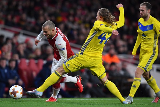 Jack Wilshere (trái, Arsenal) đi bóng trước các hậu vệ BATE Borisov. Ảnh: Getty Images.