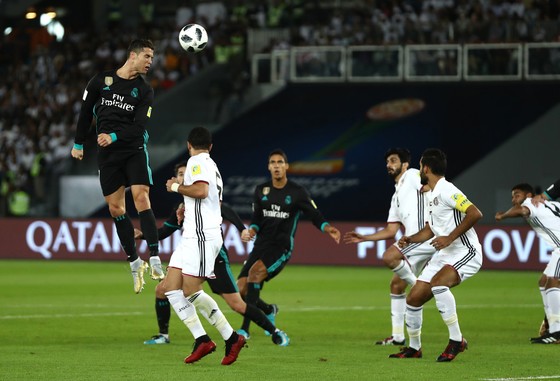 Cristiano Ronaldo (trái, Real Madrid) nỗ lực dứt điểm trong trận bán kết với Al Jazira. Ảnh: Getty Images.