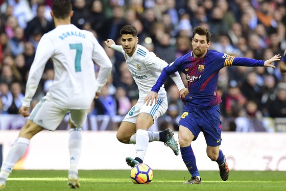 Leo Messi (trái, Barcelona) dẫn dắt trận đấu trong lối chơi tiki-taka qiuen thuộc. Ảnh: Getty Images.