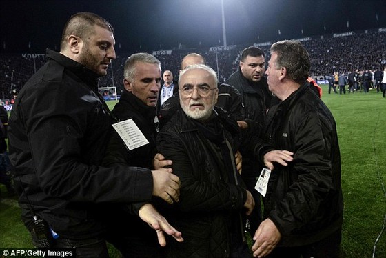 Ông bầu PAOK Salonika, Ivan Savvides cùng các nhân viên cận vệ