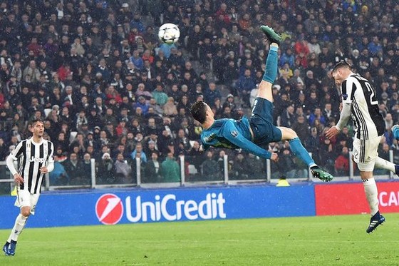 Bàn thắng Salah đánh bại cú xe đạp chỏng ngược của Ronaldo ảnh 1