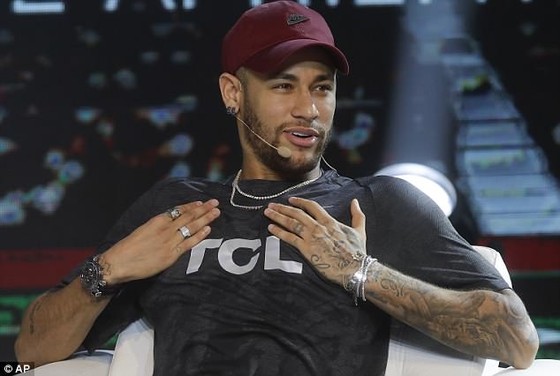Neymar giờ không cần dùng nạng nữa.