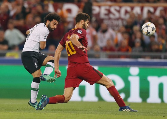 Mohamed Salah (trái, Liverpool) sút bóng trước hậu vệ Roma