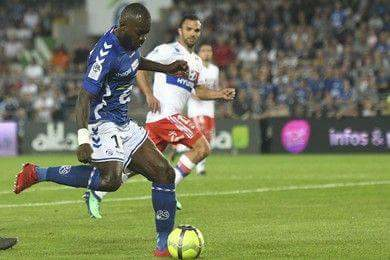 Lyon (áo trắng) để thua trận phút chót đành trao vị trí nhì bảng trở lại cho Monaco.