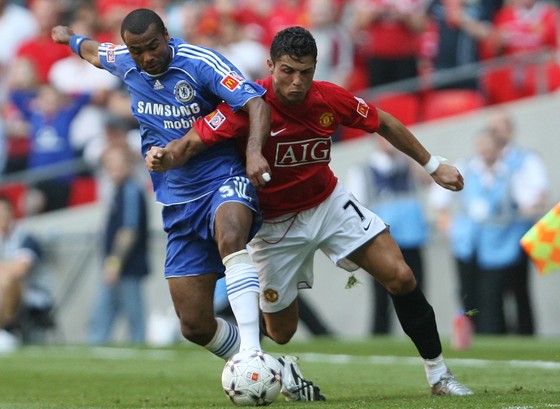 Ashley Cole (trái, Chelsea) luôn nhanh hơin Ronaldo (Manchester United) một bước.