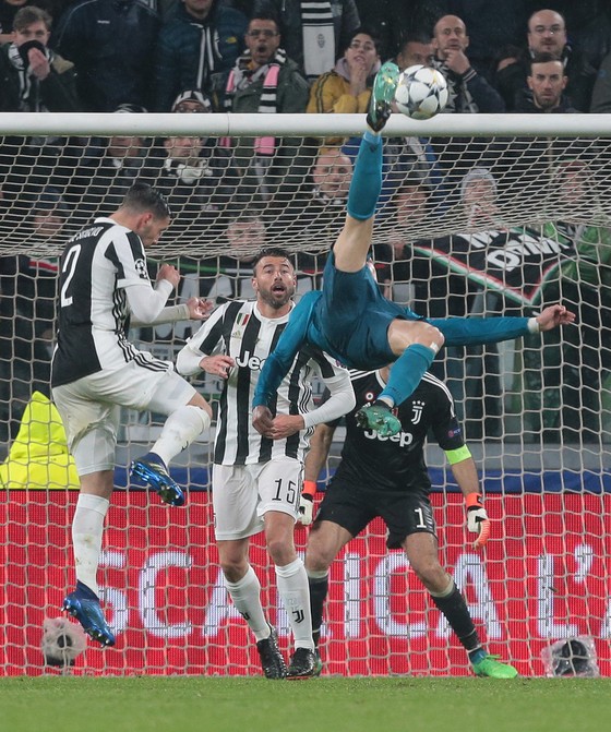 Ronaldo đánh bại Bale để đoạt giải Bàn thắng đẹp nhất mùa giải Champions League ảnh 2