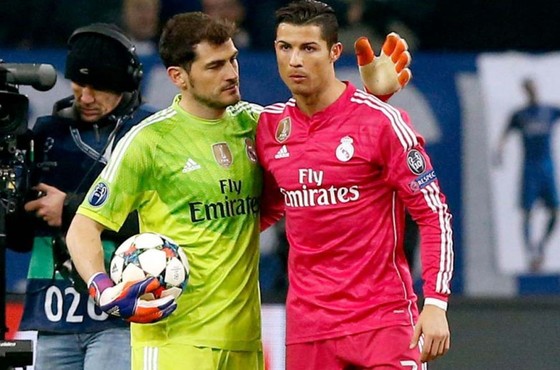 Ronaldo và thủ thành Iker Casillas (trái) trong màu áo Real Madrid)