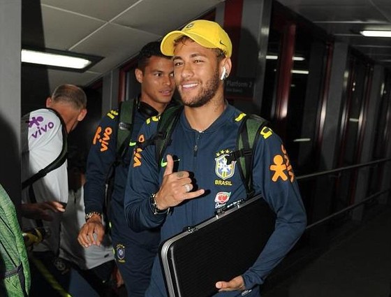 Neymar vui vẻ khi theo đội đến Liverpool.