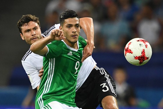 Tiền đạo Mexico Raul Jimenez (phải, Mexico) tranh bóng với hậu vệ Jonas Hector (Đức)