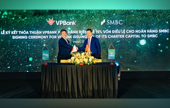 Ông Ngô Chí Dũng, Chủ tịch HĐQT VPBank và ông Masahiro Yoshimura, Giám đốc Điều hành, Tổng trưởng Quản lý Đầu tư, Ngân hàng SMBC ký kết thỏa thuận