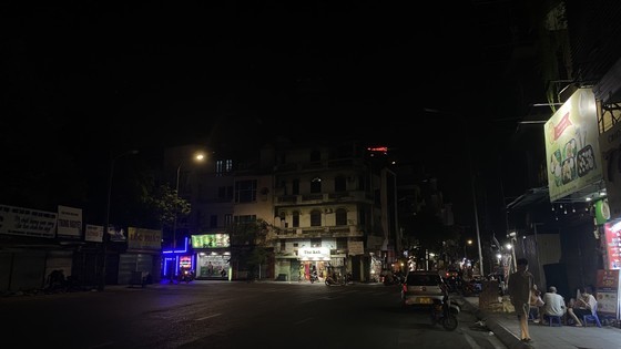 Do thiếu điện nên mới 20 giờ đêm 9-6, nhiều nơi ở trung tâm Hà Nội phải cắt giảm chiếu sáng công cộng để tiết kiệm. Ảnh: VĂN PHÚC