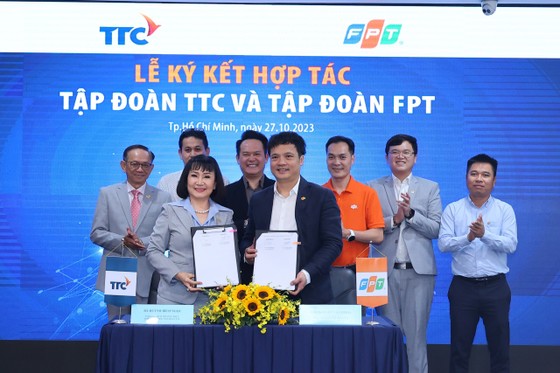 Bà Huỳnh Bích Ngọc - Tổng Giám đốc TTC và ông Nguyễn Văn Khoa - Tổng Giám đốc FPT tại lễ ký kết