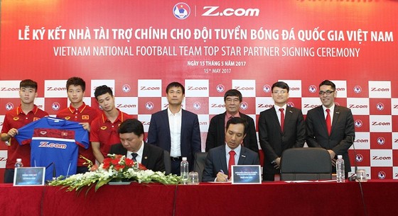 Hai đội tuyển nam, nữ Việt Nam được triển hạn hợp đồng nhận tài trợ. Tác giả: NGỌC HẢI