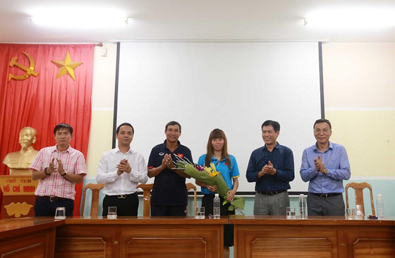 Trưởng đoàn Thể thao Việt Nam động viên hai đội tuyển bóng đá ảnh 1