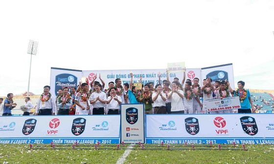 Đội Nam Định nhận cúp vô địch hạng Nhất năm 2017 và có vé dự V-League 2018.