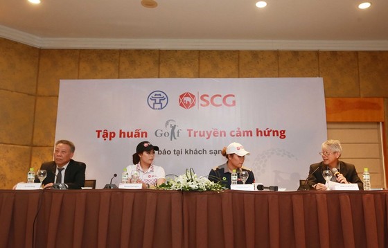 Hai golf thủ nữ người Thái Lan rất háo hức có mặt tại Hà Nội lần này. Ảnh: NGỌC HẢI
