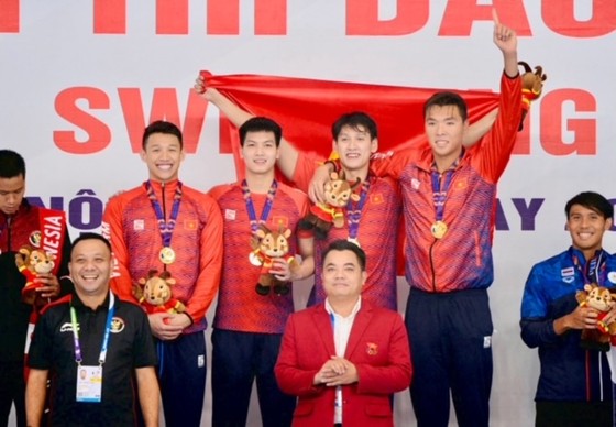 Tuyển thủ Jeremi Loic Nino Lương  (ngoài cùng bên phải) là đại diện của bơi TPHCM đã giành HCV ở SEA Games 31. Ảnh: DŨNG PHƯƠNG