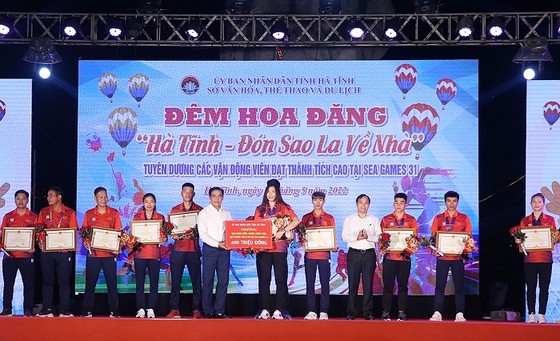 Lãnh đạo UBND tỉnh Hà Tĩnh trao tặng quà cho các HLV, VĐV đã đạt thành tích xuất sắc qua thi đấu SEA Games 31. Ảnh: BHT