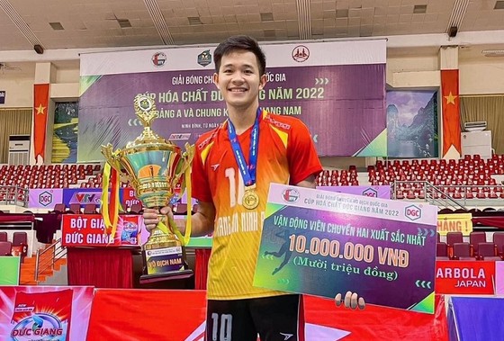 Nguyễn Huỳnh Anh Phi đã có danh hiệu VĐV chuyền 2 xuất sắc nhất giải bóng chuyền vô địch quốc gia 2022. Ảnh: ANH PHI