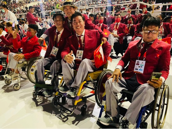Đoàn thể thao người khuyết tật Việt Nam dự khán tại Lễ khai mạc. Ảnh: PT.DƯƠNG