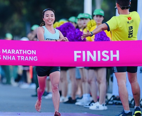 HLV Phạm Thị Bình đã thi đấu hiệu quả và về nhất full marathon ở Nha Trang trong sáng 28-8. Ảnh: ĐỨC ĐỒNG.VNE