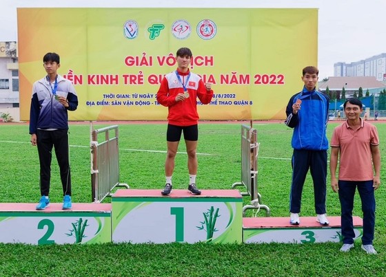 Lê Quốc Huy của điền kinh Quảng Nam đã là nhà vô địch trẻ 400m rào nam năm nay. Ảnh: HIZO THAI