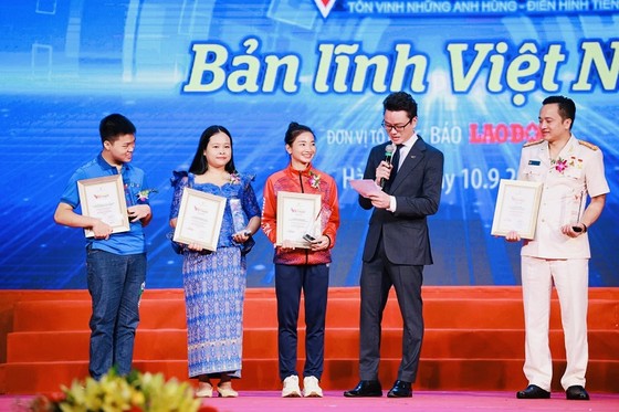 Nguyễn Thị Oanh thêm một lần dược vinh danh ở năm 2022 này với giải thưởng Vinh quang Việt Nam. Ảnh: HẢI NGUYỄN