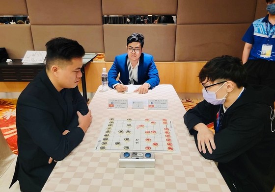 Lại Lý Huynh (trái) đã chơi tốt và vô địch cờ nhanh giải cờ tướng vô địch thế giới 2022 trong ngày cuối 29-10. Ảnh: PH.T.TRUNG