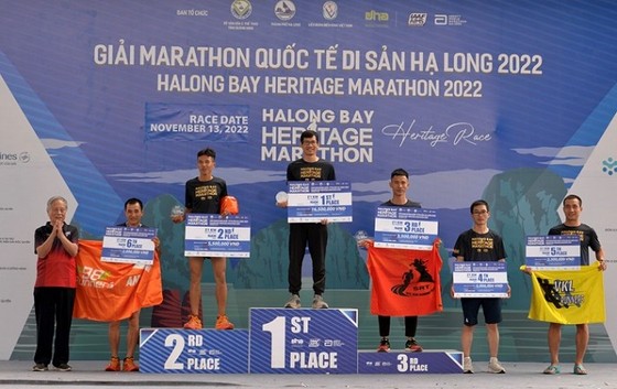 VĐV tại giải marathon di sản Hạ Long 2022 trong sáng 13-11. Ảnh: BTC