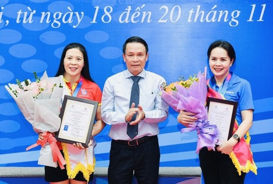 Ban tổ chức đã trao giải hoa khôi và á khôi cho các tay vợt Thân Vân Anh, Giáp Thị Hiền. Ảnh: THÀNH ĐẠT