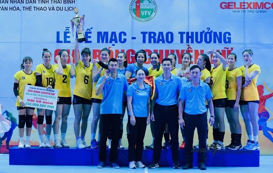 Đội nữ Thái Bình đã vô địch giải bóng chuyền trên sân nhà. Ảnh: G.THÁI BÌNH